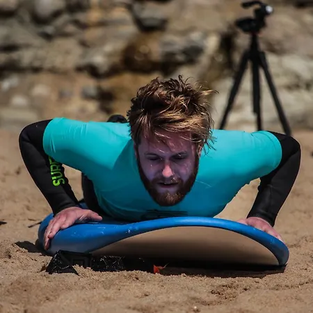 Hostel Surf Riders & Co Surf Camp *